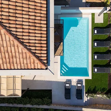 Сasa de vacaciones Lana Mit Schwimmbad By Interhome