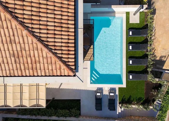 Сasa de vacaciones Lana Mit Schwimmbad By Interhome