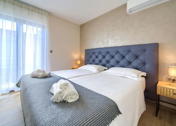 Сasa de vacaciones Lana Mit Schwimmbad By Interhome