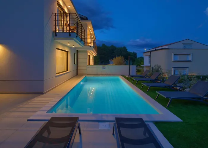 Lana Mit Schwimmbad By Interhome Сasa de vacaciones Krk Town